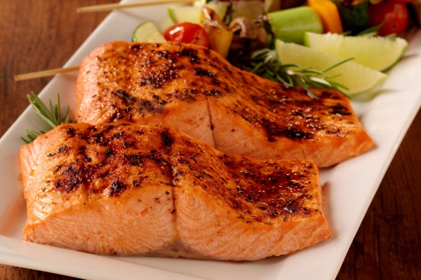 Ăn cá hồi tốt cho người bị cholesterol trong máu cao