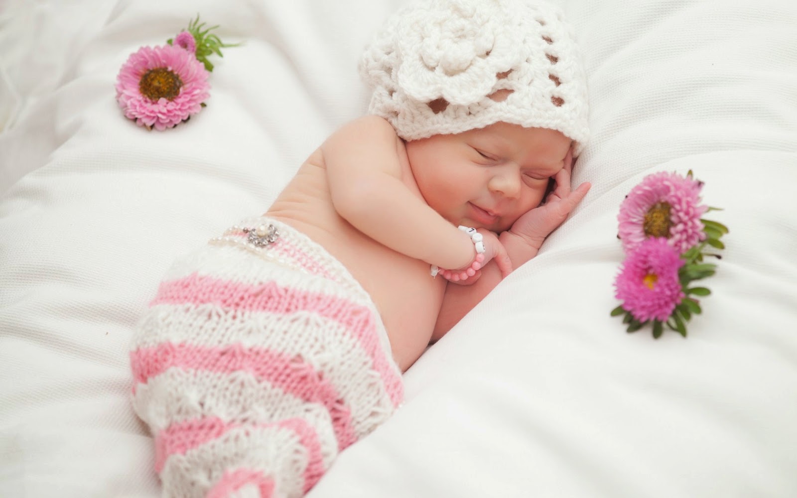 Cute-baby-girl-sleeping-with-smile-HD-photos-images-wallpapers-download |  NAKK